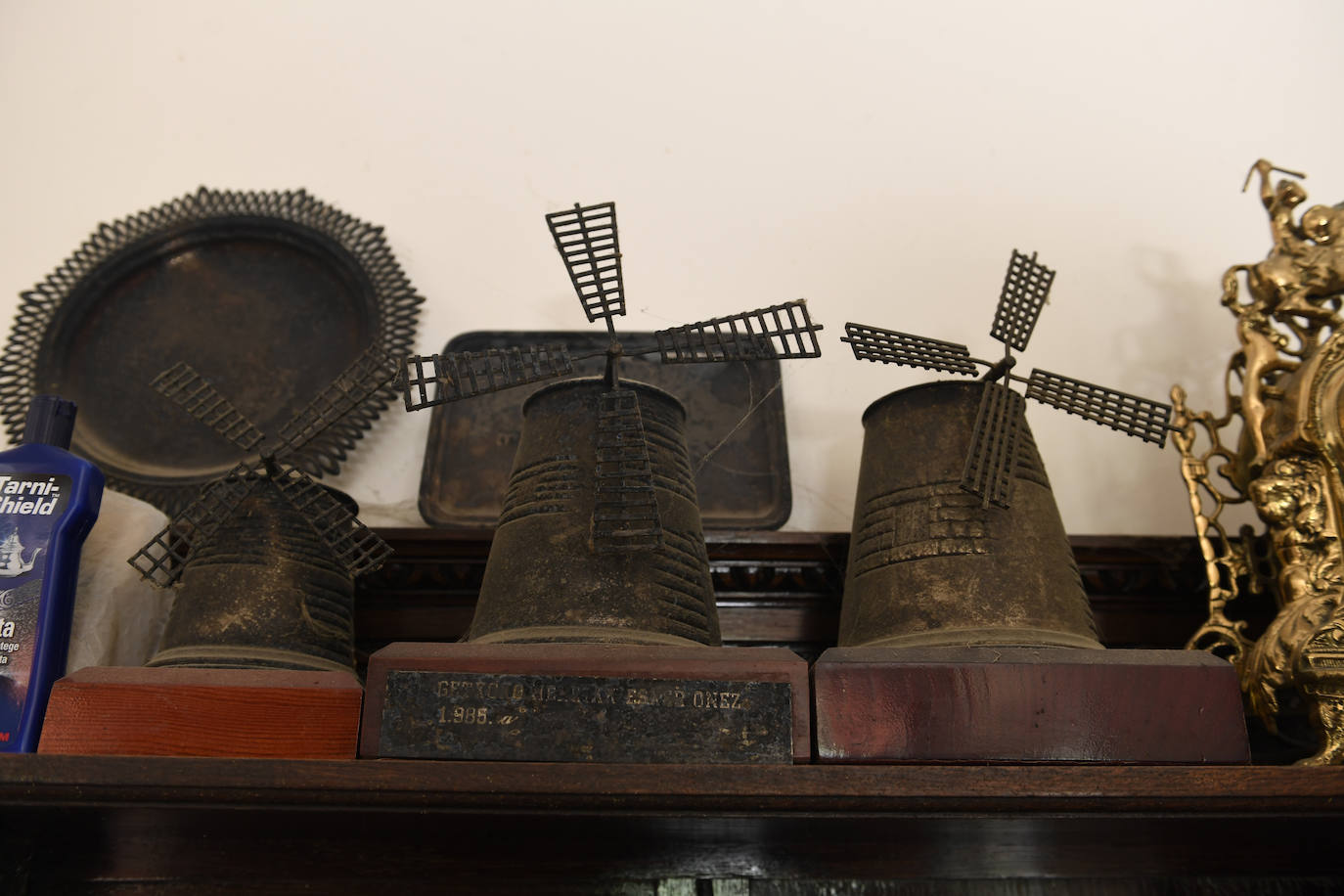 Zabala es uno de los baserritarras vizcaínos más conocidos. Los premios por la calidad de sus productos se acumulan en las estanterías de su casa. Es el único agricultor y ganadero que aún acude a la ineludible cita de Santo Tomás en Bilbao con animales vivos. "Siempre gana. Claro, es el único", bromea Beñat.