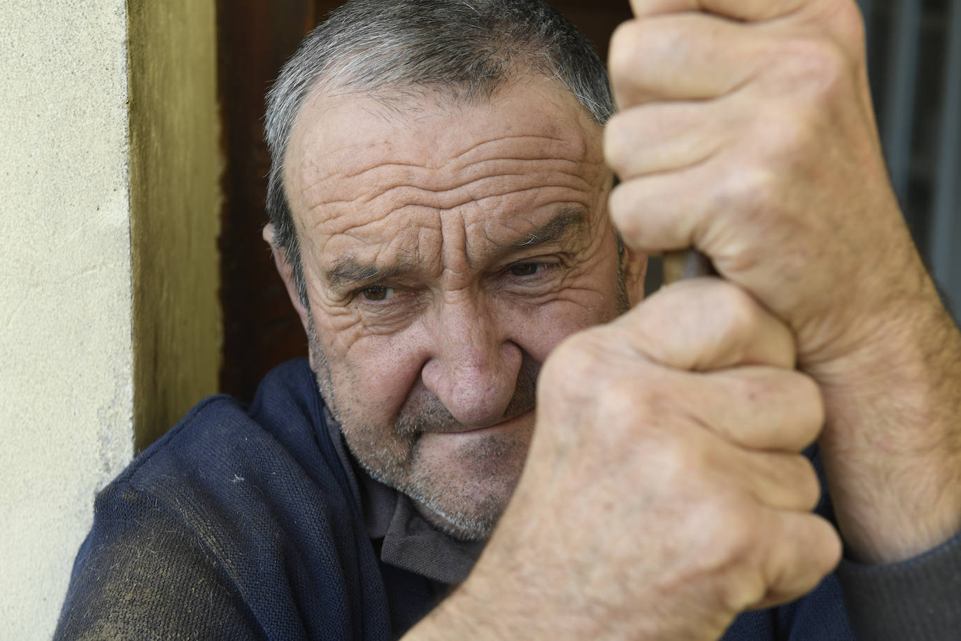 Juanan Zabala se jubiló hace casi dos años. Entonces el caserío pasó a estar a nombre de Beñat Aio, un joven vecino cuyos aitites se dedicaban al campo. Ambos se conocen desde siempre y forman un dúo que funciona como un reloj.