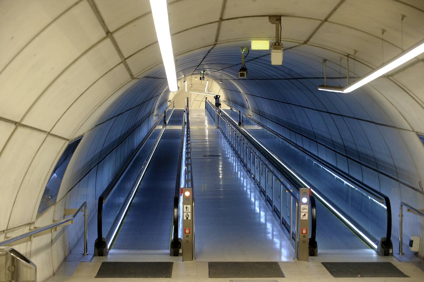 El túnel de acceso al metro, sin un alma.