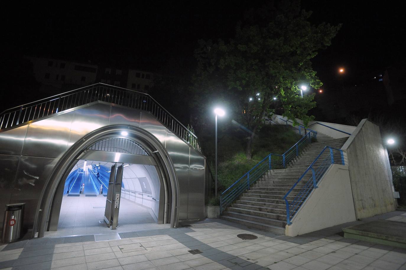 Nadie en la entrada del metro de la linea tres de Matiko.