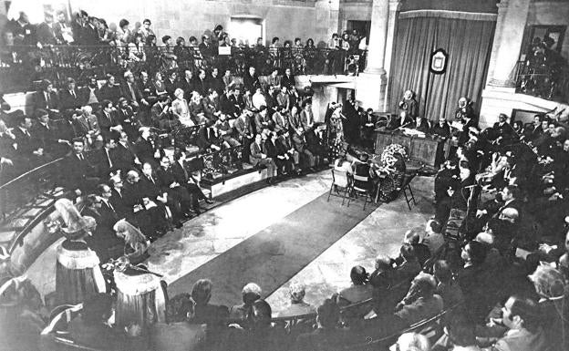 Imagen del primer pleno del Parlamento el 31 de marzo de 1980 en las Juntas Generales de Gernika.