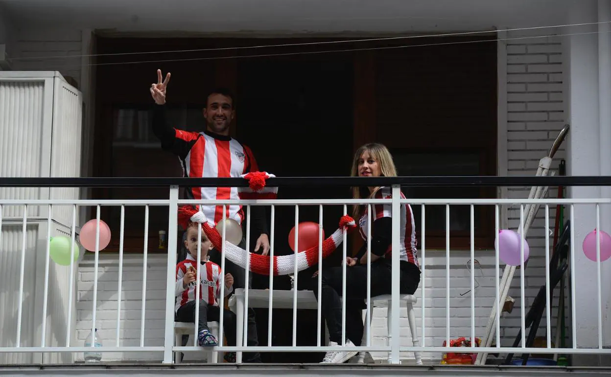 Una familia de Portugalete sale al balcón vestida del Athletic. 