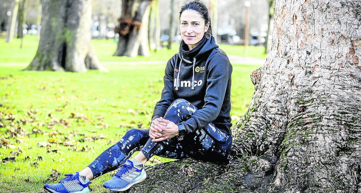 Elena Loyo descansa apoyada en un arbol del parque del Prado en una imagen de archivo.