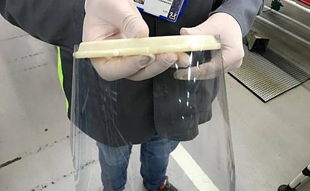 Uno de los técnicos de la cooperativa Maier, de Gernika, muestra uno de los modelos de visera que están produciendo desde esta planta que habitualmente se centra en fabricar componentes para el sector de automoción. 