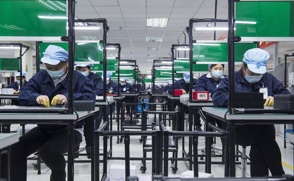Las fábricas chinas han vuelto a la actividad con fuertes medidas de seguridad sanitaria.