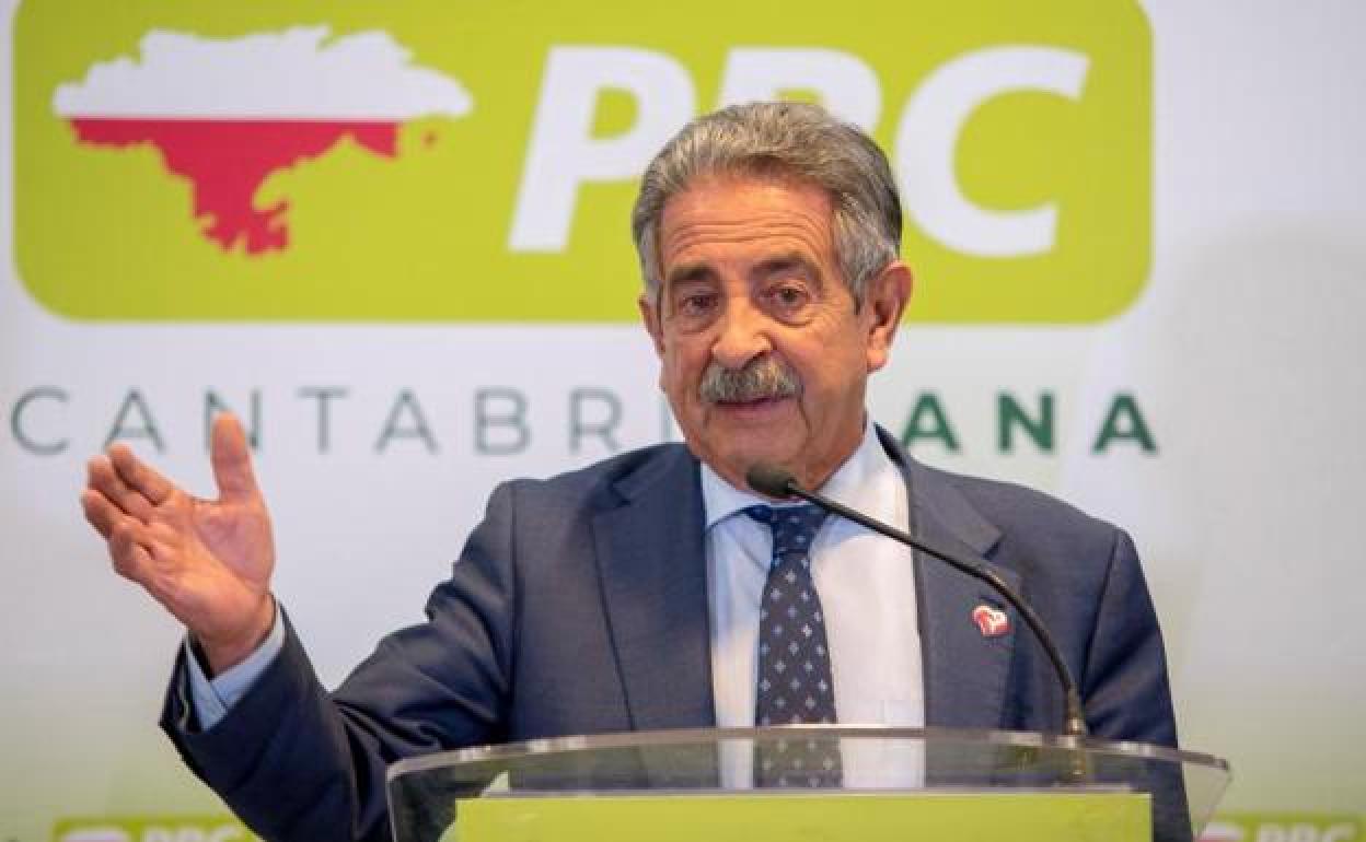 Miguel Ángel Revilla en un acto político de su partido antes de la crisis del coronavirus.