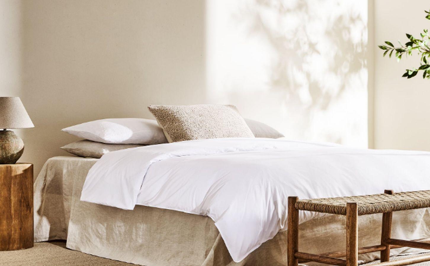 Las paredes desnudas son otra opción. Una estancia rústica perfecta puede ser la que combina colores neutros como el blanco y el beige; o con materiales naturales como la madera y el esparto. Es una inspiración perfecta para tu hogar