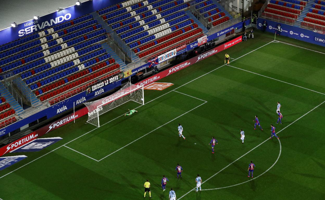 Penalti lanzado por la Real Sociedad en su partido en Eibar a puerta cerrada.