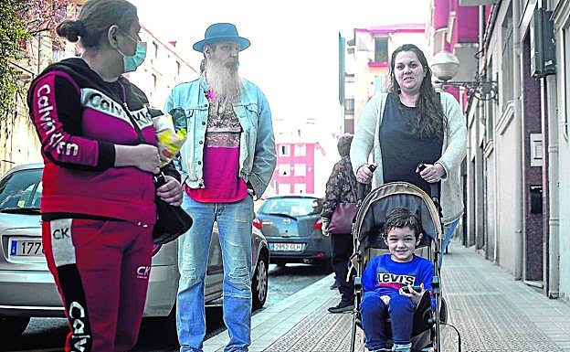 Ian y su madre pasean por el barrio bilbaíno de Uribarri.