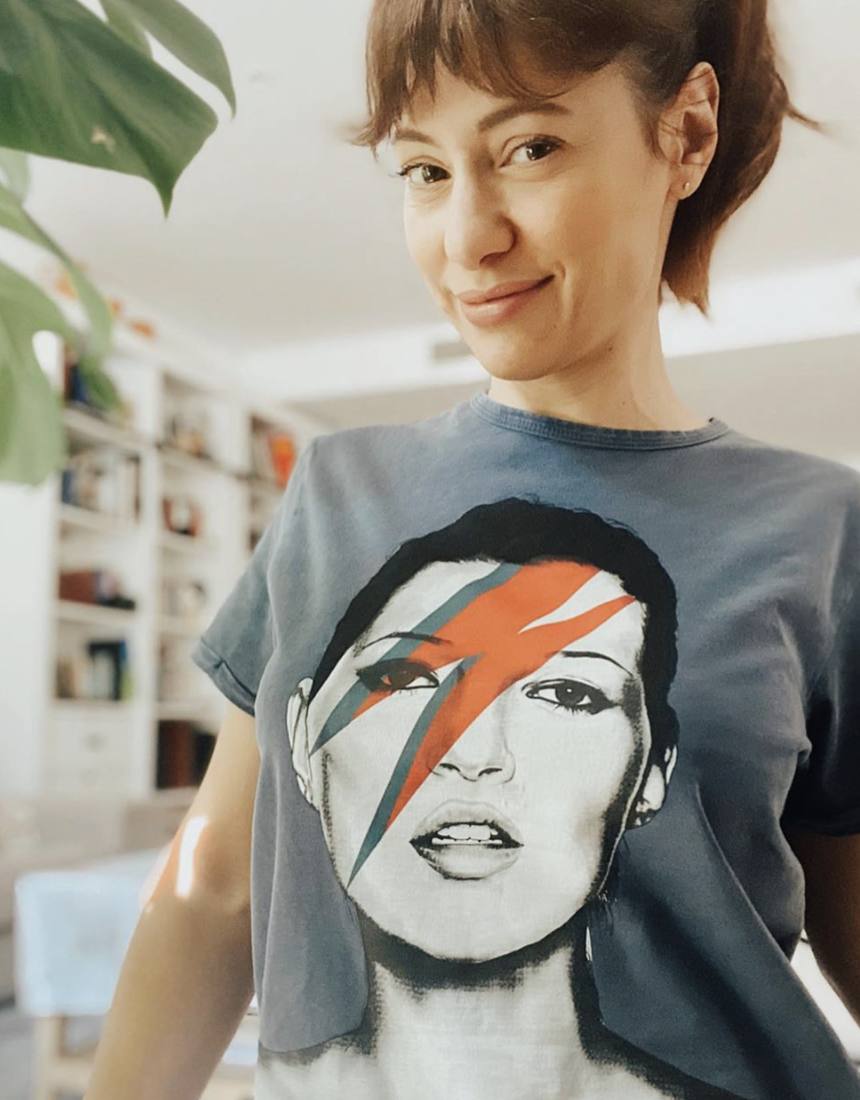 En la segunda muestra con orgullo una camiseta de la modelo Kate Moss con el maquillaje que popularizó la estrella del rock David Bowie. 