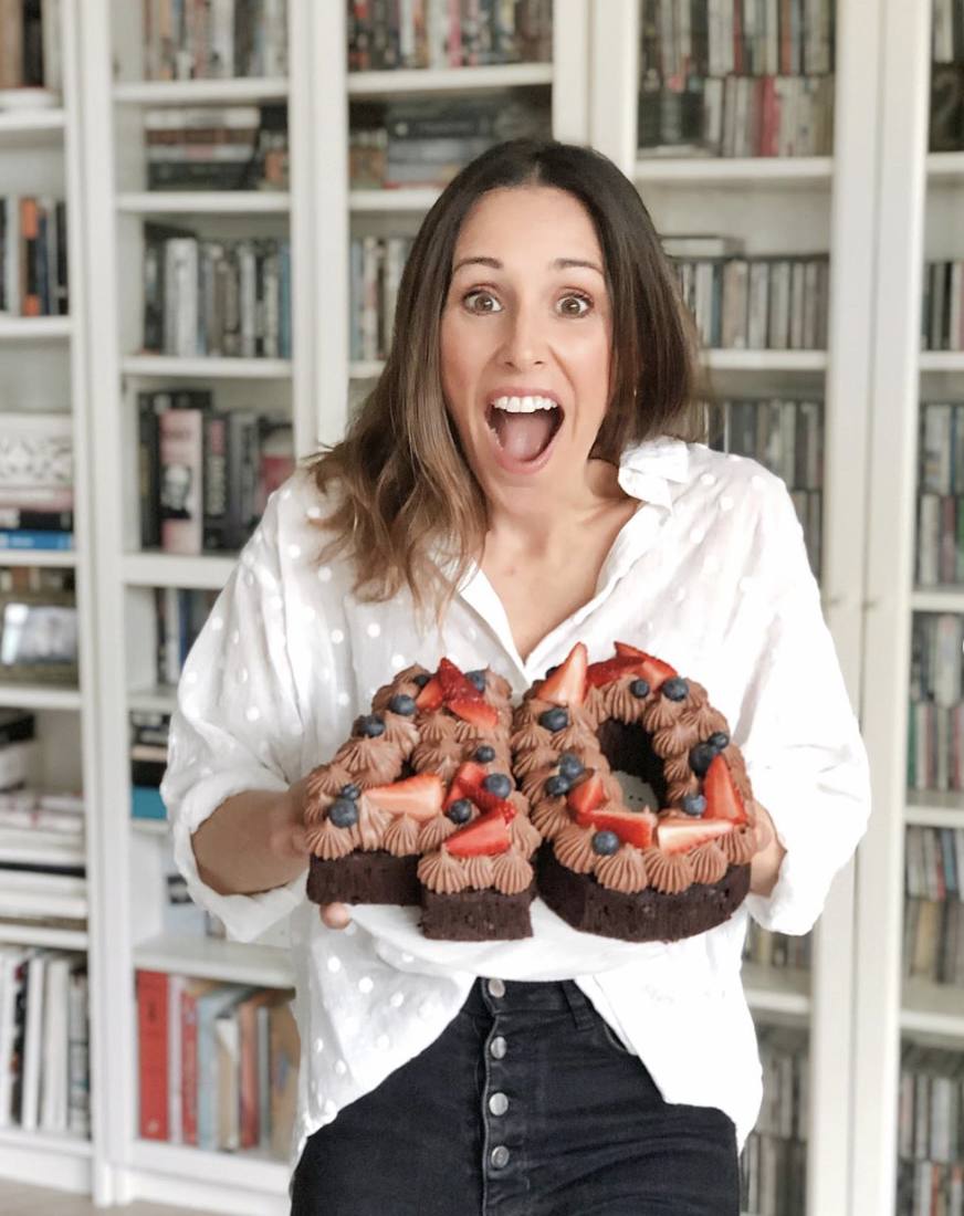 La periodista vizcaína Adela Úcar, que cumplió 40 años en plena cuarentena, se arregló en este día tan especial para soplar las velas con los suyos. Optó por una camisa blanca y unos vaqueros negros.