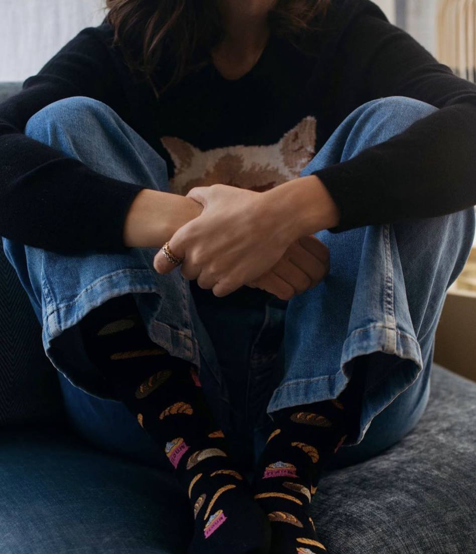 Por último, Tamara Falcó, madrileña de 38 años, enseñó su look en una tarde en casa, donde combinó unos vaqueros, un jersey negro y unos calcetines de lo más divertidos, llenos de dulces y panes. ¡Qué hambre! 