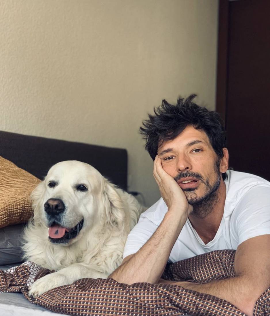 Lo del modelo catalán Andrés Velencoso, de 42 años, tampoco está nada mal. Aunque eso sí, mostró una vestimenta bastante desaliñada. En esta foto, que compartió hace un par de semanas, posó con una camiseta blanca básica. De hecho, parece haberse despertado hace pocos minutos con su perro. ¡Pero qué bien quedan juntos! 