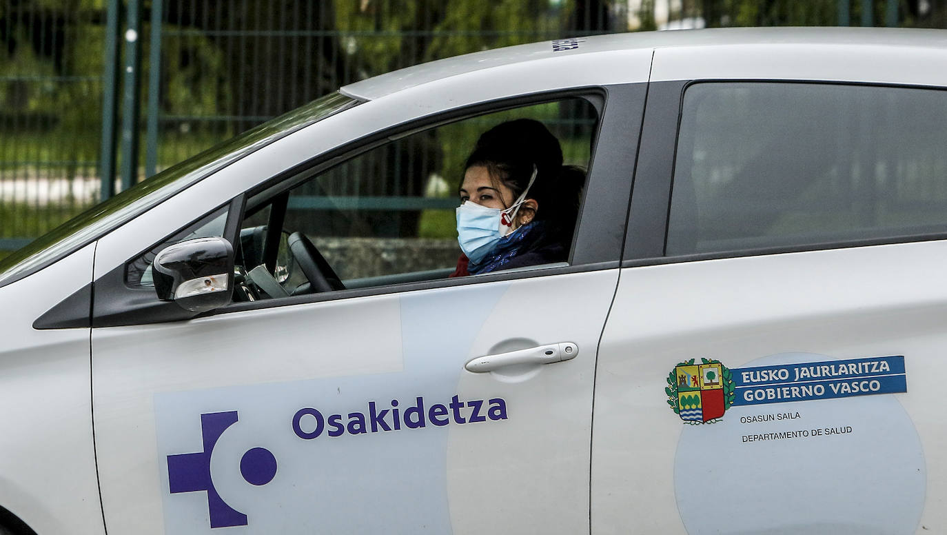«El lunes fue el primer día que en la UCI de Txagorritxu hubo más altas que ingresos», destaca Murga