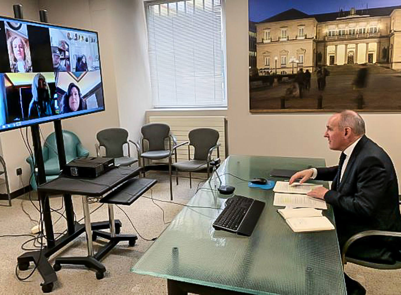 Ramiro González, en una videoconferencia con miembros de su gobierno.