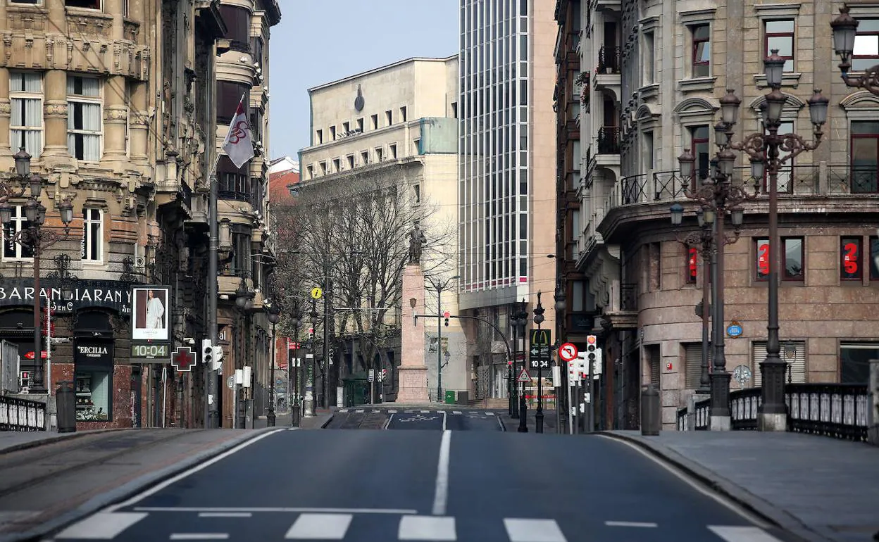 Vista de la calle Navarra, en Bilbao, desierta. 