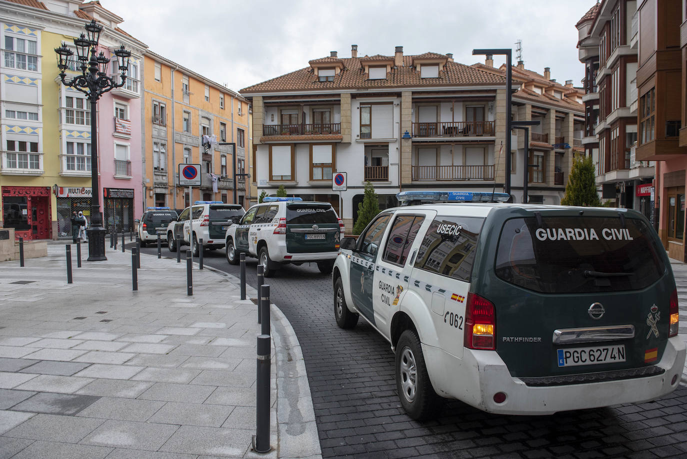 Un total de siete dotaciones -cinco patrullas de la Unidad de Seguridad Ciudadana Comandancia (Usecic), una del acuartelamiento santoñés y un furgón negro- formaron parte del operativo.