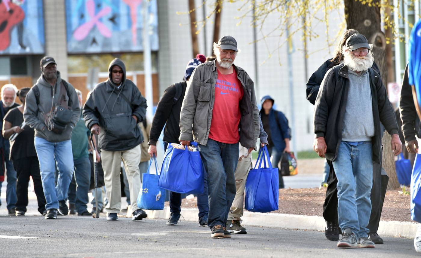 Medio millar de gente sin hogar se ha quedado al raso al cerrase un centro de caridad donde pasaban la noche por el Covid-19 en Las Vegas. Las autoridades han instalado un albergue provisional en un parking al aire libre.