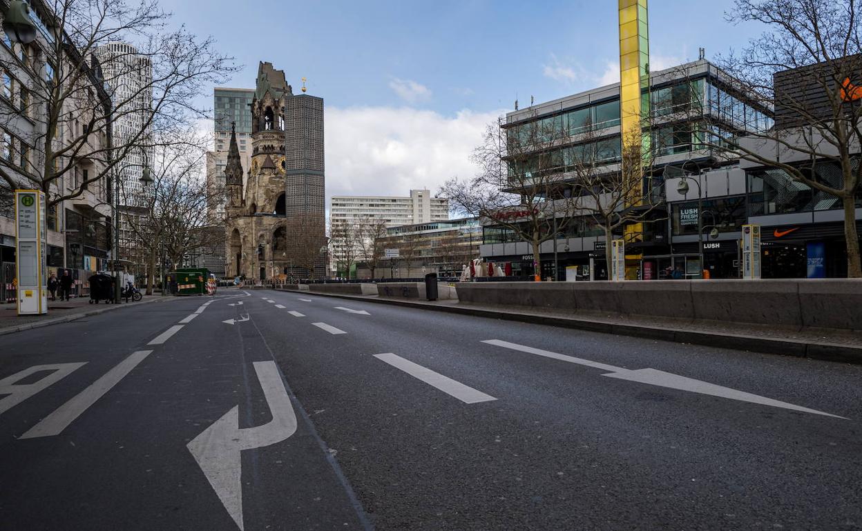 Vista de la Iglesia Memorial Kaiser Wilhelm en Berlín con las calles vacías