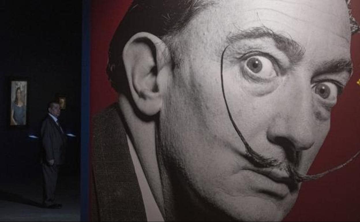 Acceso a la exposición sobre la obra de Salvador Dalí, en Moscú.