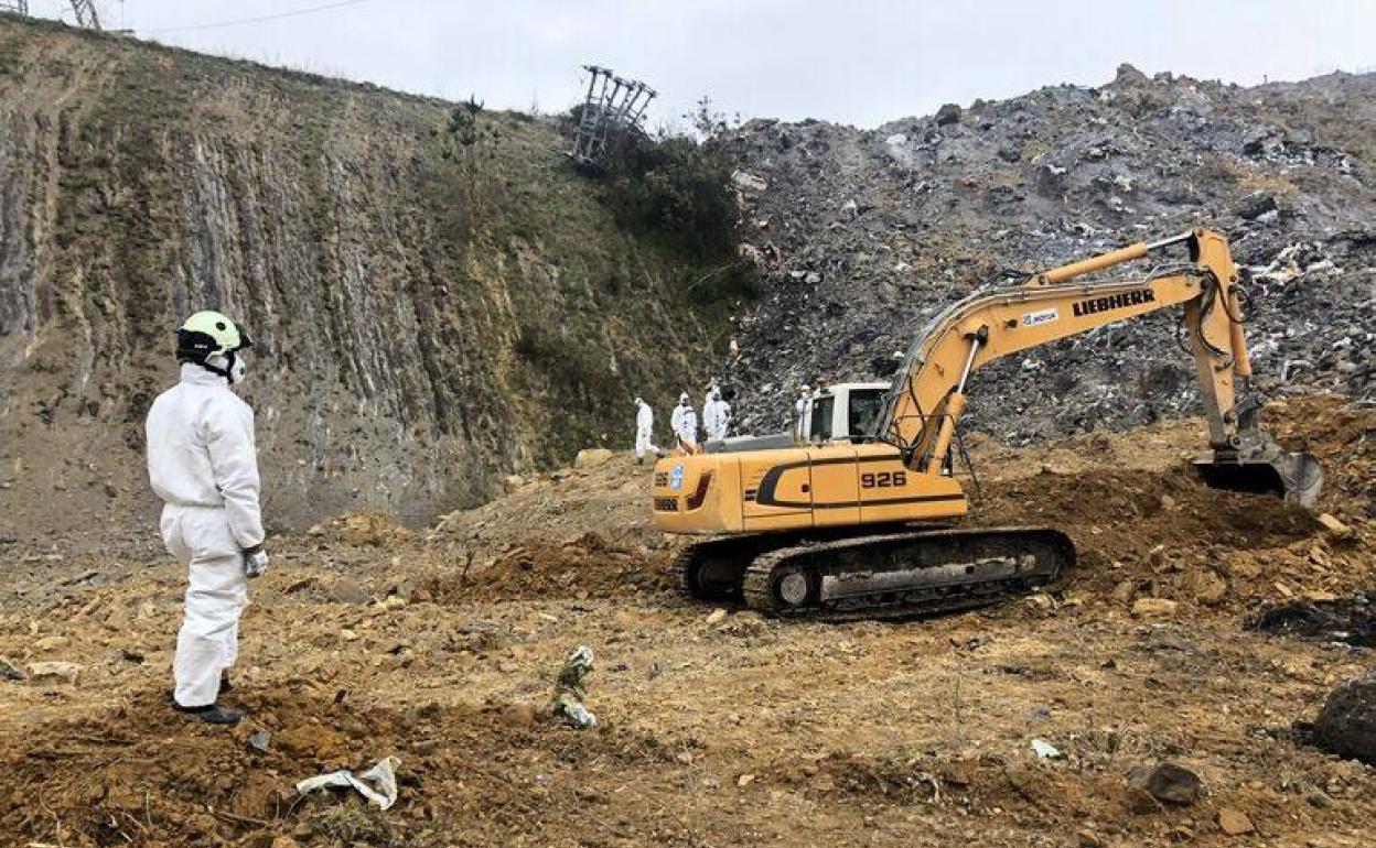 El operativo de búsqueda de Zaldibar comienza a llenar una celda de acopio de residuos