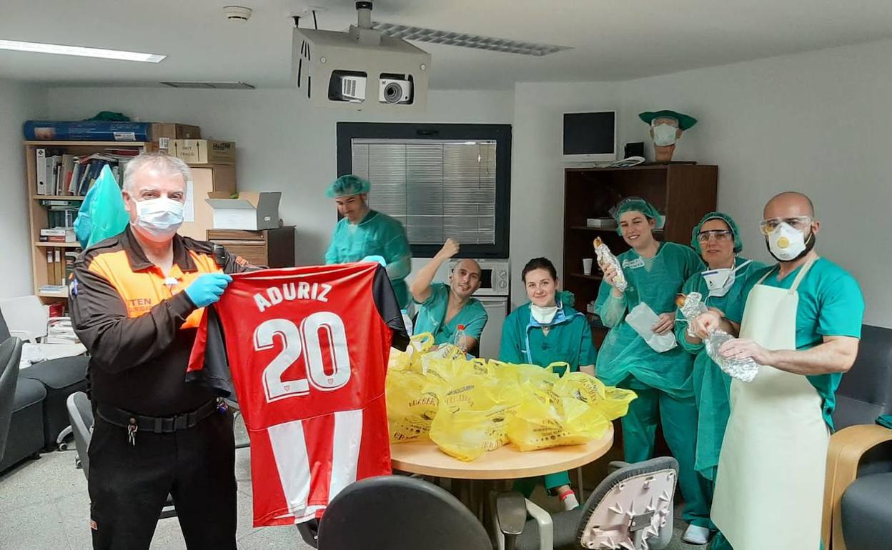 El personal sanitario, con la comida enviada por la peña Athletic de Ciudad Real. 