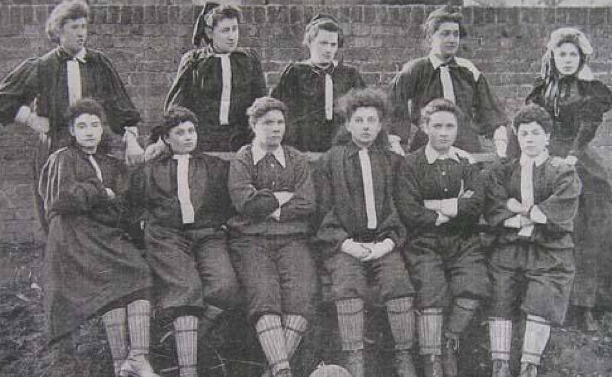 Imagen de uno de los dos equipos, con la impulsora Nettie Honeyball (en la fila de arriba, la segunda por la izq.). 