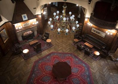 Imagen secundaria 1 - La sede de la Sociedad Bilbaína y su presidente, Antón Pérez Iriondo.