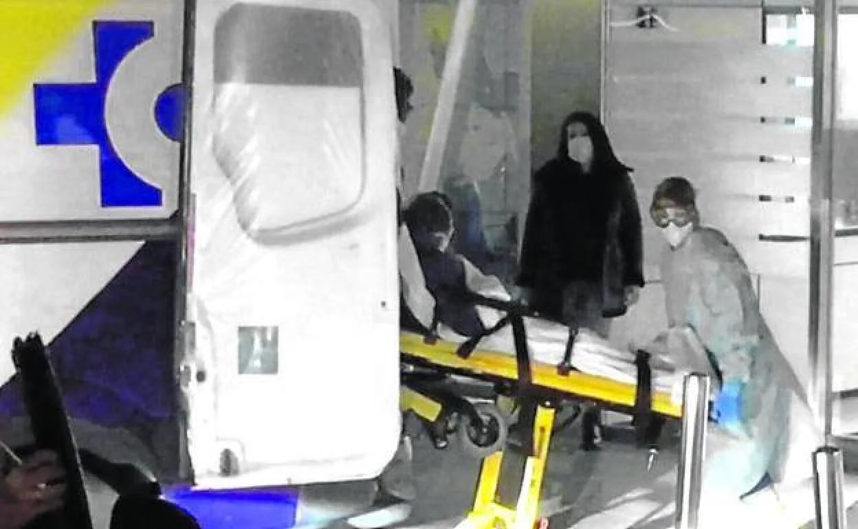 Sanitarios trasladan a un paciente a un centro hospitalario.