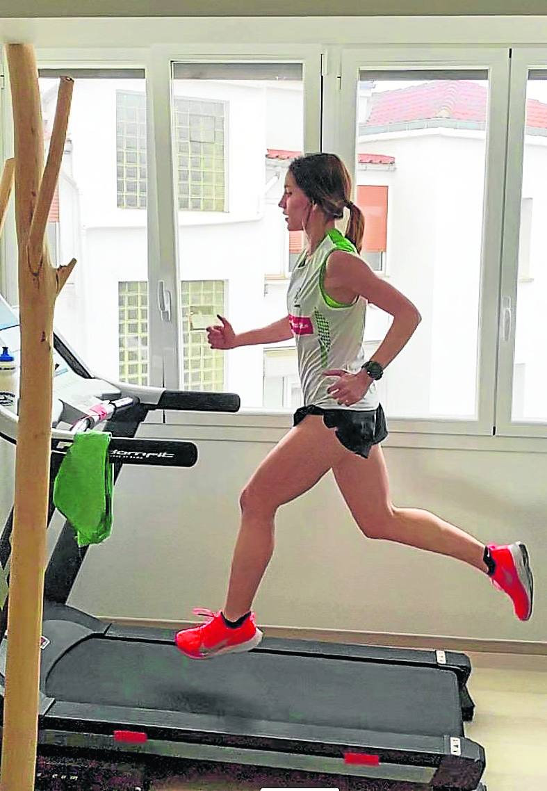 Maria Cano, campeona de Álava de medio maratón, corre en una cinta. 