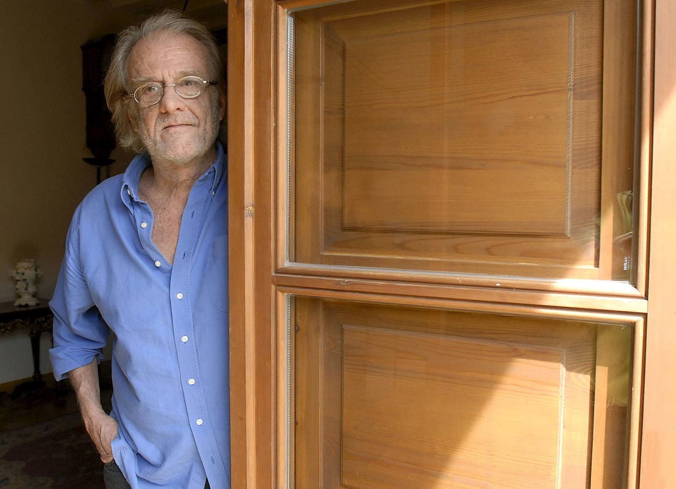 Luis Eduardo Aute posa en la puerta de su casa en 2009.