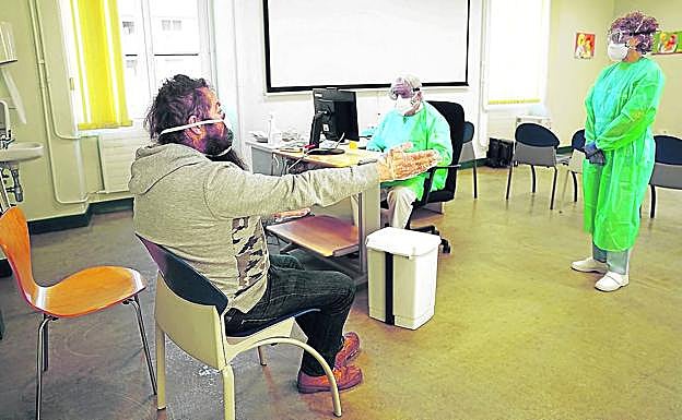 El doctor Rafel Olalde y la enfermera Yolanda Carrasco pasan consulta a un paciente con síntomas en el ambulatorio de Santutxu-Solokoetxe. 