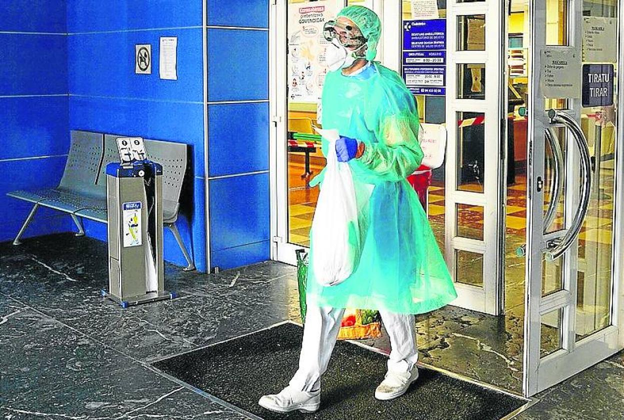 Personal médico se desinfecta a la salida del Sáenz de Buruaga.