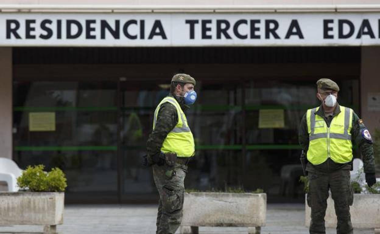 Militares en una residencia de ancianos de Valladolid. 