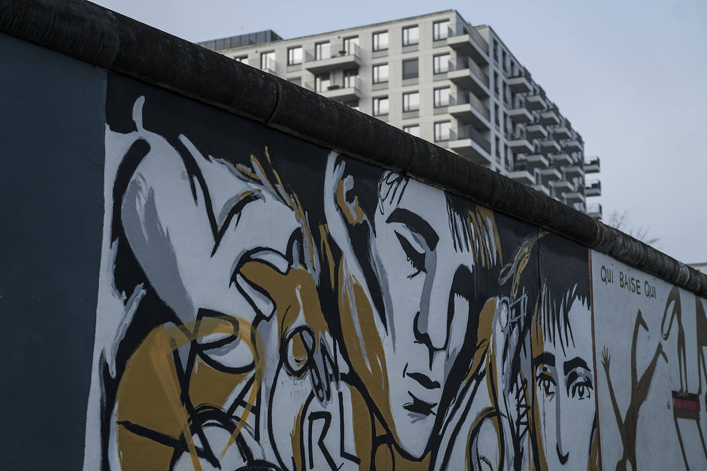 Símbolo de la Guerra Fría y de la división de Alemania, la sección más amplia que se conserva discurre entre el río Spree y la avenida Mühlenstrasse. Nadie que visite la ciudad se resiste a fotografiarse junto a sus graffitis.