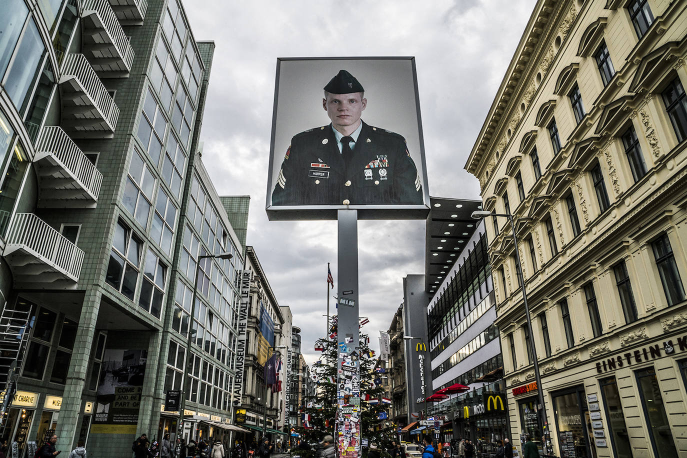 El Checkpoint Charlie es otro símbolo de la Guerra Fria y el paso fronterizo más conocido de aquella etapa. Escenario de innumerables novelas de espionaje. Un cartel todavía advierte a los transeúntes de que "están abandonando el sector americano", en la imagen.