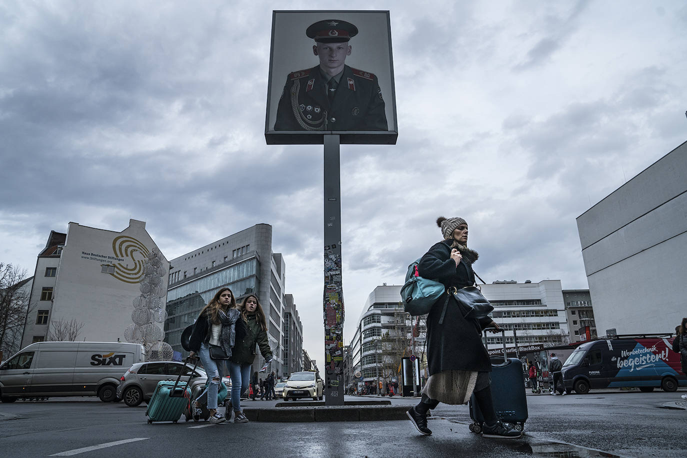 El Checkpoint Charlie es otro símbolo de la Guerra Fria y el paso fronterizo más conocido de aquella etapa. Escenario de innumerables novelas de espionaje. Un cartel todavía advierte a los transeúntes de que "están abandonando el sector americano", en la imagen.