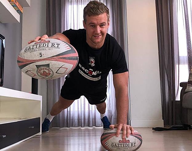 El sudafricano Lohan Potgeter, del Esconsu Gaztedi, hace flexiones en casa con dos ovales. 