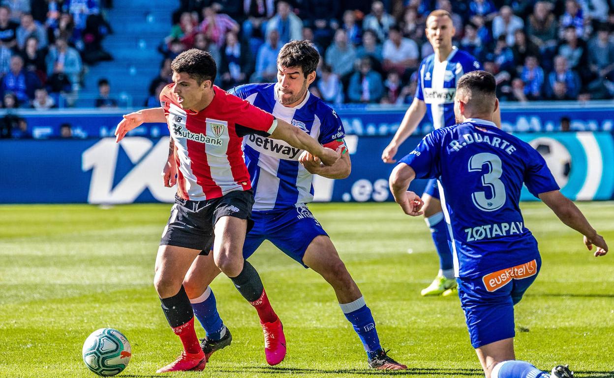 Manu García presiona a Capa en el derbi ante el Athletic. 