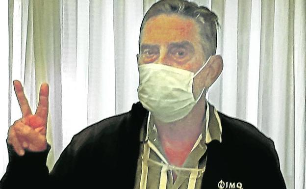 Este doctor retirado ha permanecido en Basurto 12 días con una neumonía doble .