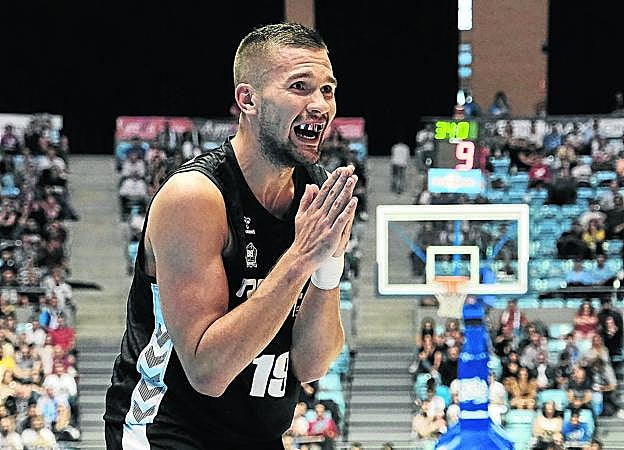 Emir Sulejmanovic pide explicaciones al árbitro en uno de los partidos de esta temporada.