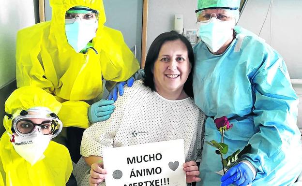 Mertxe, junto a personal sanitario «a pie del cañón» del hospital Txagorritxu.