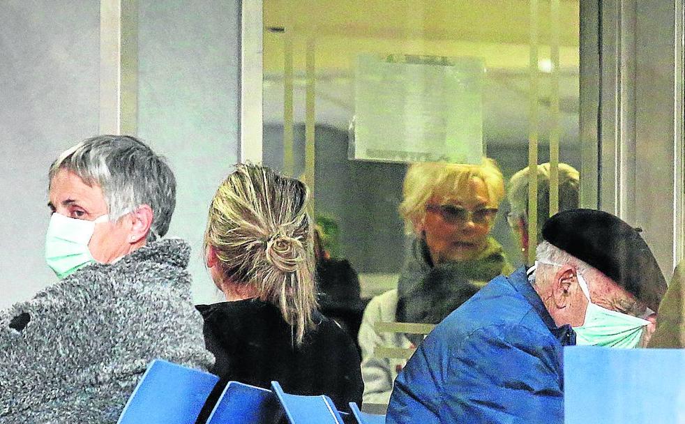 Un grupo de personas espera su turno en las Urgencias del hospital de Galdakao.