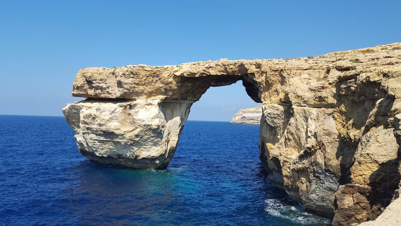 La Ventana Azul (Malta) | Un icono de la isla que ya no existe. Esta formación rocosa dibujaba un marco natural que se convirtió en un reclamo turístico del lugar. Desapareció por el fuerte oleaje durante una tormenta en 2017. 