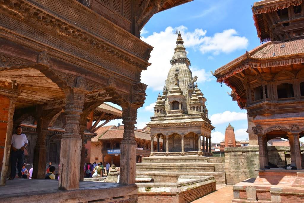 Plaza Durbar de Bhaktapur (Nepal) | Un turístico lugar que dejó de existir por causas naturales. El brutal terremoto que asoló el valle de Katmanadú en 2015 alcanzó una magnitud de 7,8 y se cobró más de 3.700 vidas en Nepal. Las construcciones, ente ellas esta plaza, se vieron gravemente perjudicadas y el 80% de los templos de la ciudad (construidos entre los siglos XII y XVIII y algunos Patrimonio de la Humanidad) quedaron irremediablemente dañados. 