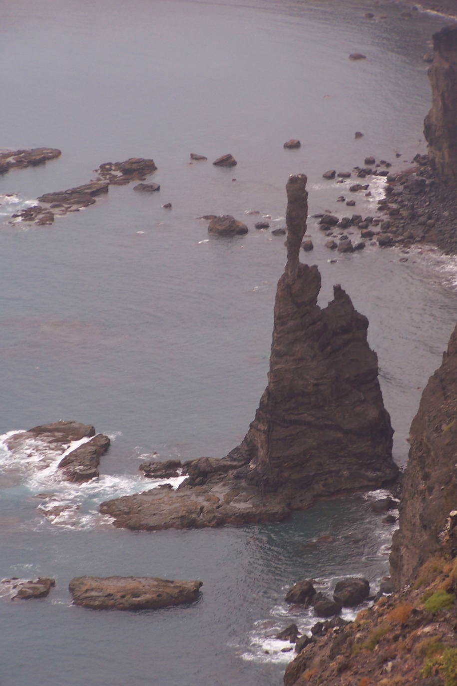 El Dedo de Dios (Canarias) | Esta formación rocosa, ubicada en el pueblo de Agaete y también conocida como Roque Partido, sufrió en 2005 la erosión de la naturaleza con la tormenta Delta, que partió en dos la estructura. Con el derrumbe perdió la particular forma que le valió su curioso nombre. 