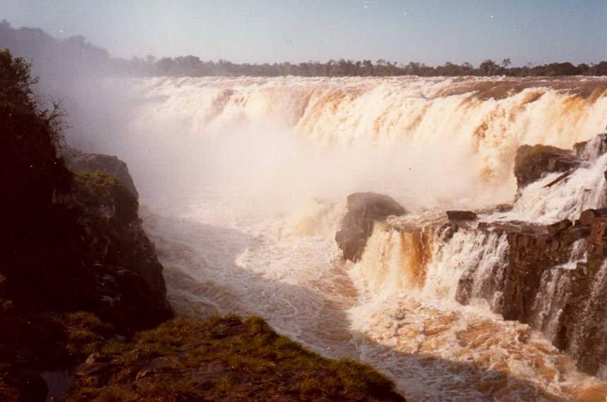 Saltos del Guairá (Brasil y Paraguay) | Hasta 18 caídas tenían estas cataratas, que hasta la décáda de los sesenta fueron las más grandes del mundo, con el doble de caudal que las del Niágara y 12 veces superior que las Victoria. Con la formación de la represa hidroeléctrica de Itaipú en 1982 la zona quedó completamente inundada y ahora sólo se pueden ver ocasionalmente parte de sus cascadas.