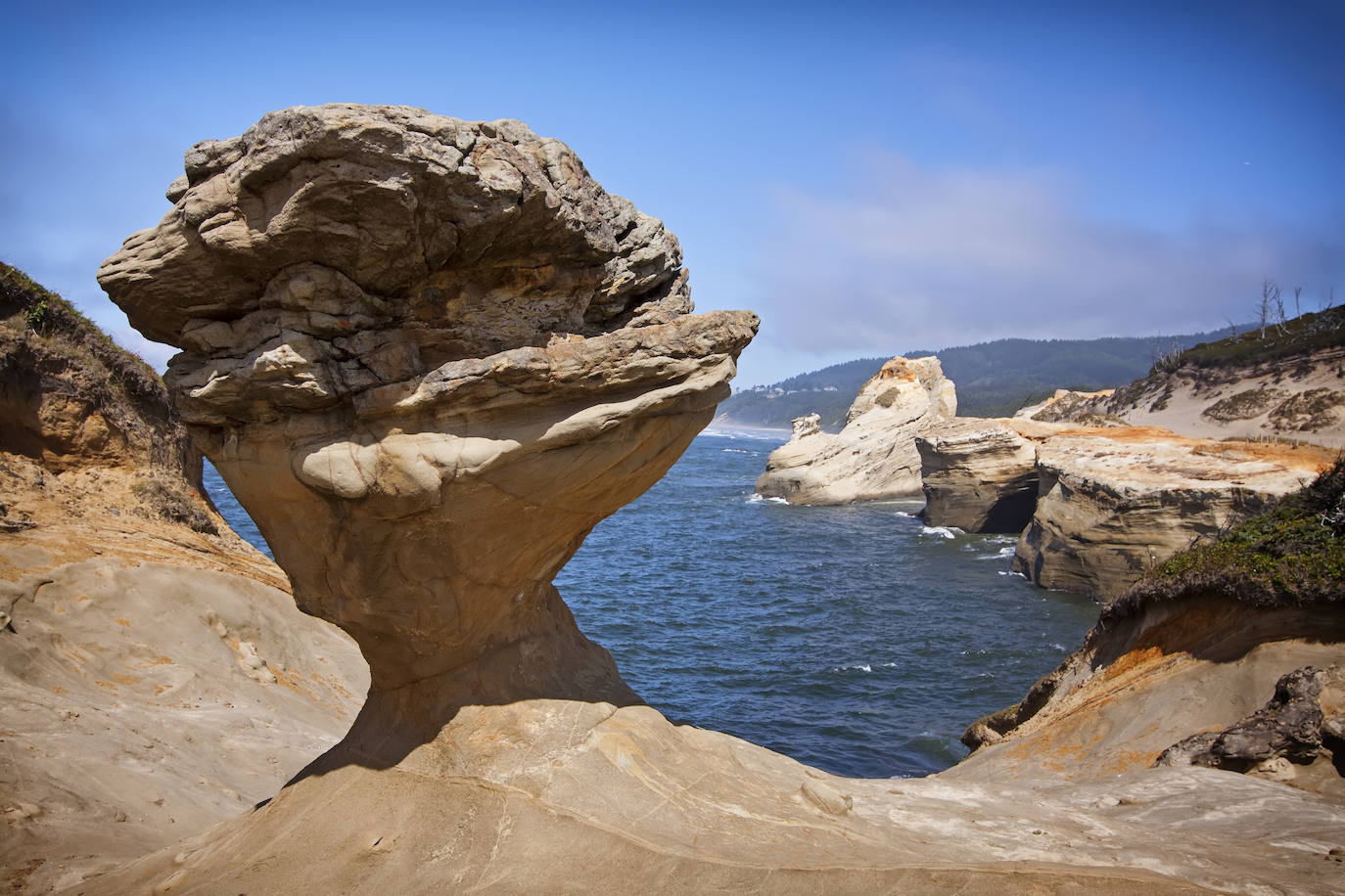 Duckbill (parque Cabo Kiwand, Oregón) | Esta roca milenaria (se calcula que tenía 170 millones de años) ya no existe por culpa de un grupo de vándalos. Los delincuentes decidieron empujar la formación arenisca porque «su amigo se había roto la pierna por su culpa», según uno de ellos contestó en un un vídeo a un turista que se encontraba en el lugar cuando ocurrieron los hechos y que difundió las imágenes víaTwitter. 