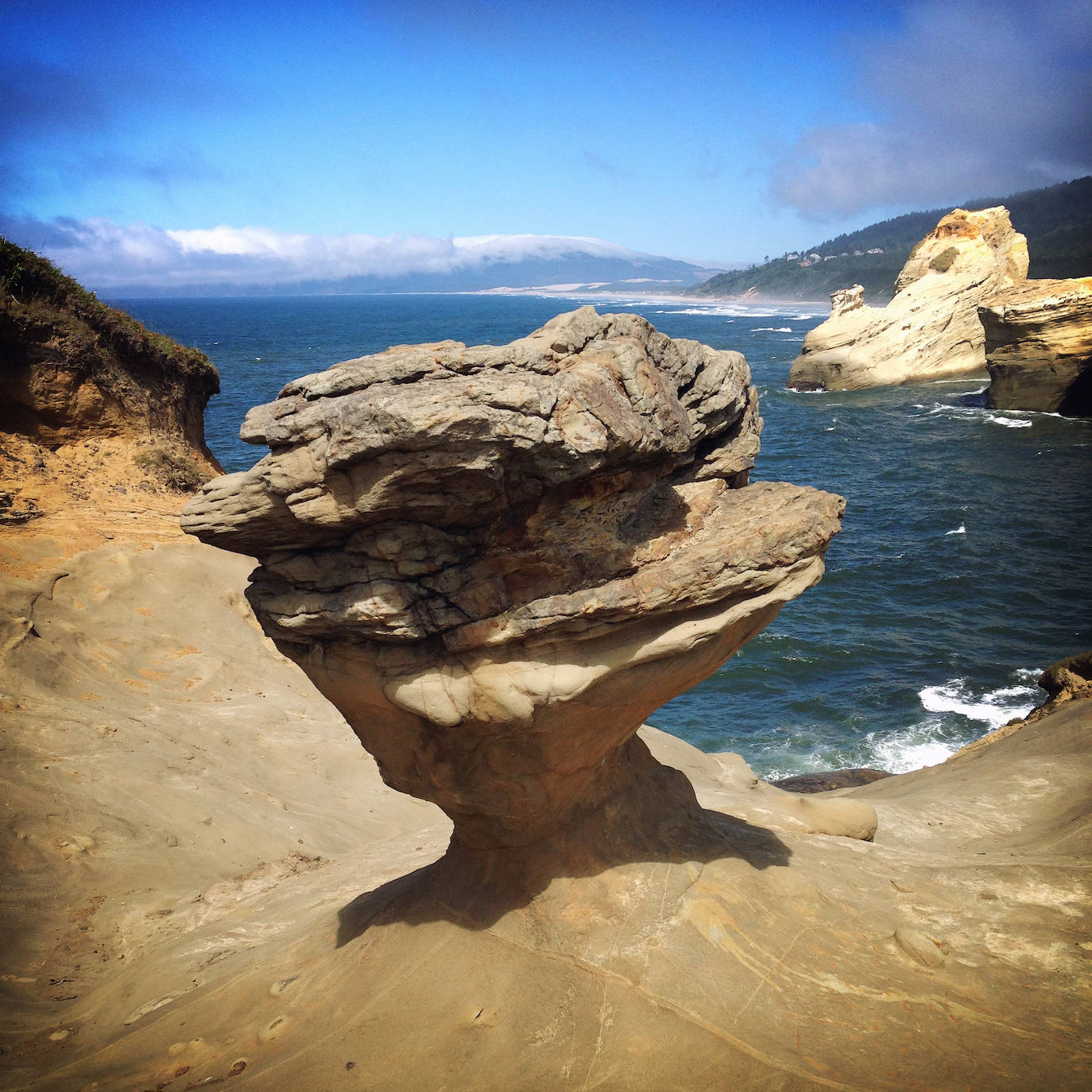 Duckbill (parque Cabo Kiwand, Oregón) | Esta roca milenaria (se calcula que tenía 170 millones de años) ya no existe por culpa de un grupo de vándalos. Los delincuentes decidieron empujar la formación arenisca porque «su amigo se había roto la pierna por su culpa», según uno de ellos contestó en un un vídeo a un turista que se encontraba en el lugar cuando ocurrieron los hechos y que difundió las imágenes víaTwitter. 