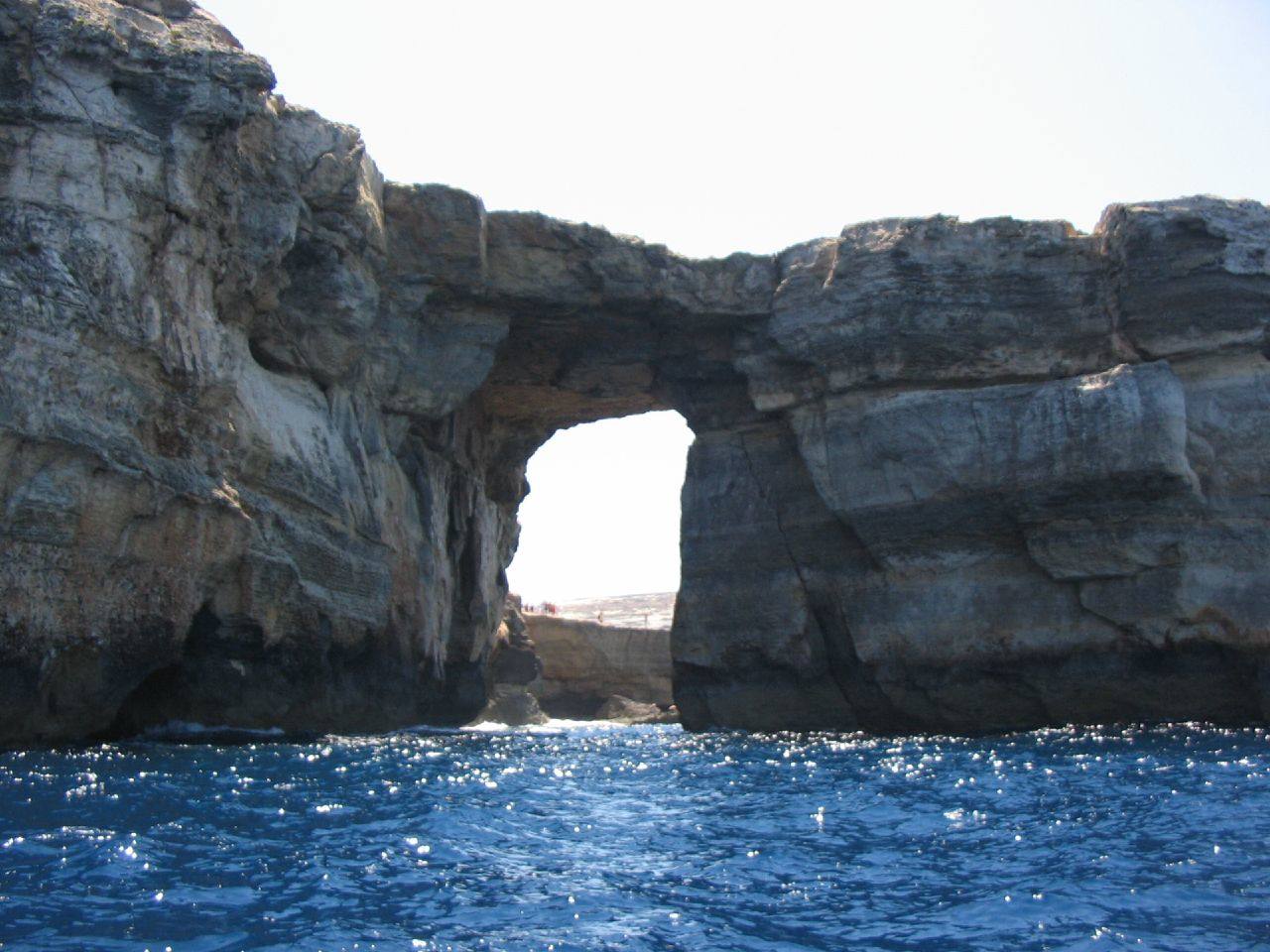 La Ventana Azul (Malta) | Un icono de la isla que ya no existe. Esta formación rocosa dibujaba un marco natural que se convirtió en un reclamo turístico del lugar. Desapareció por el fuerte oleaje durante una tormenta en 2017. 